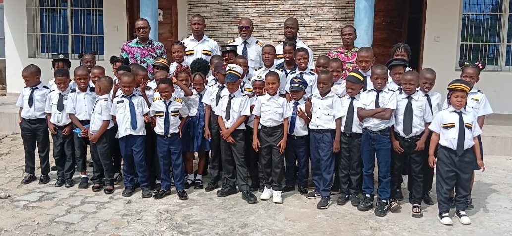 Journée des vocations : L'école primaire bilingue « Le Pharaon » fait la découverte du métier de pilote.